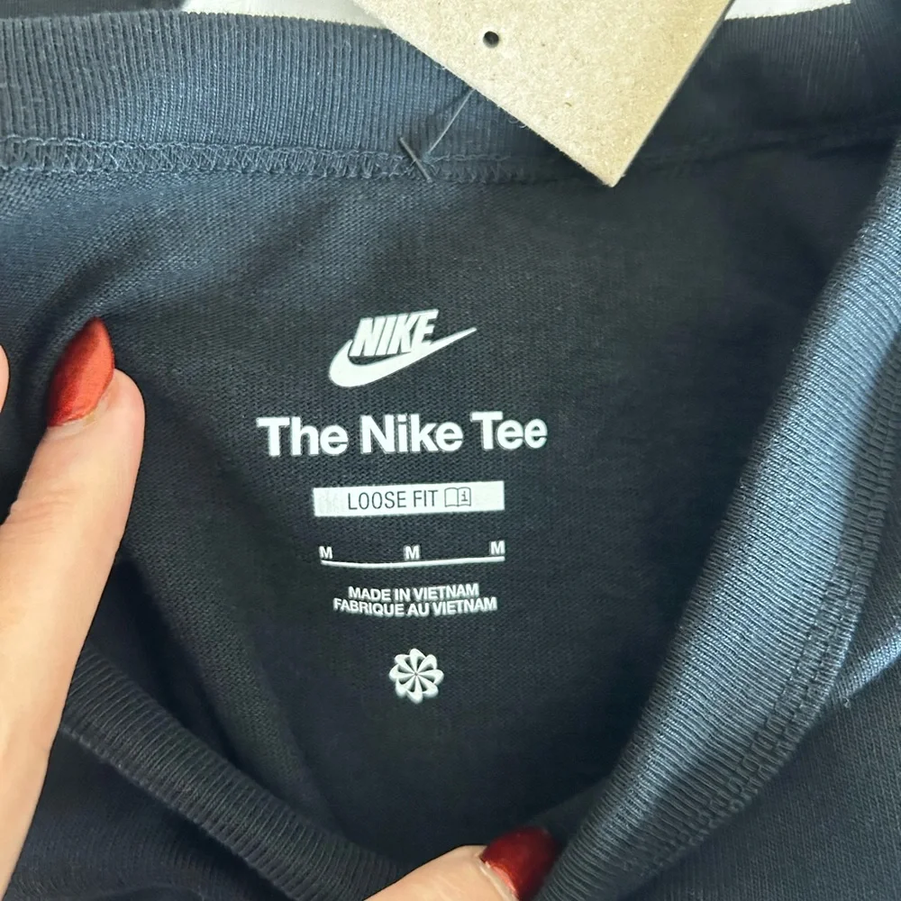 ⭐️ NEW Mens Nike Sportswear Premium Essentials Pocket T-Shirt Size Medium